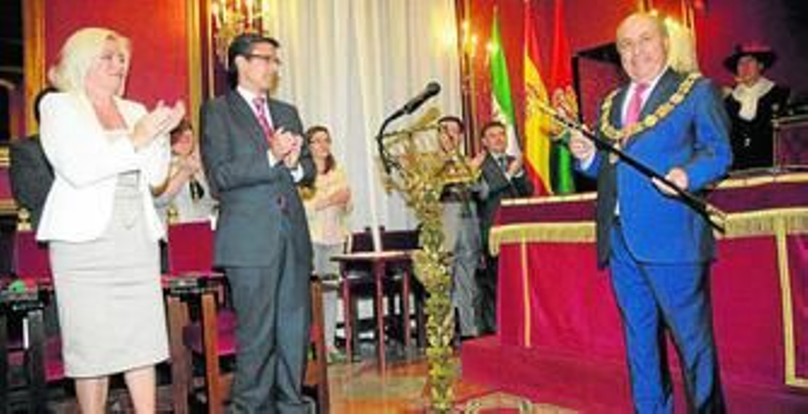 María Escudero y Paco Cuenca, concejales del PSOE en Granada, aplauden al alcalde, José Torres Hurtado (PP) en la investidura del sábado.