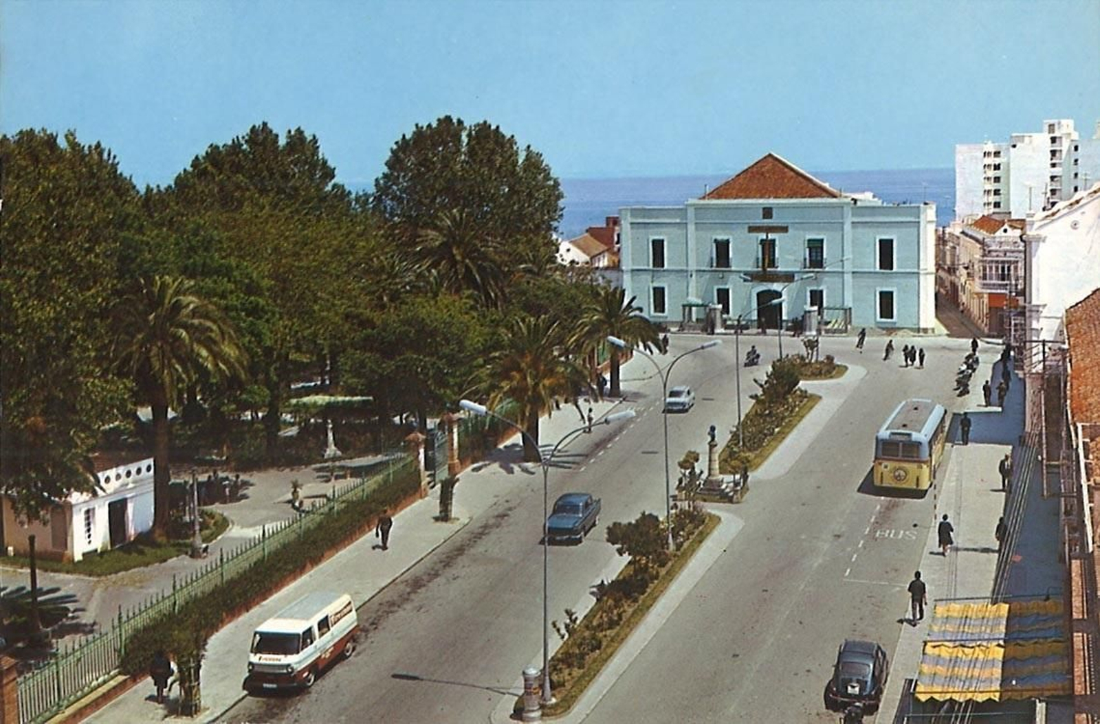 Al fondo a la derecha, la calle de la Cruz Blanca.