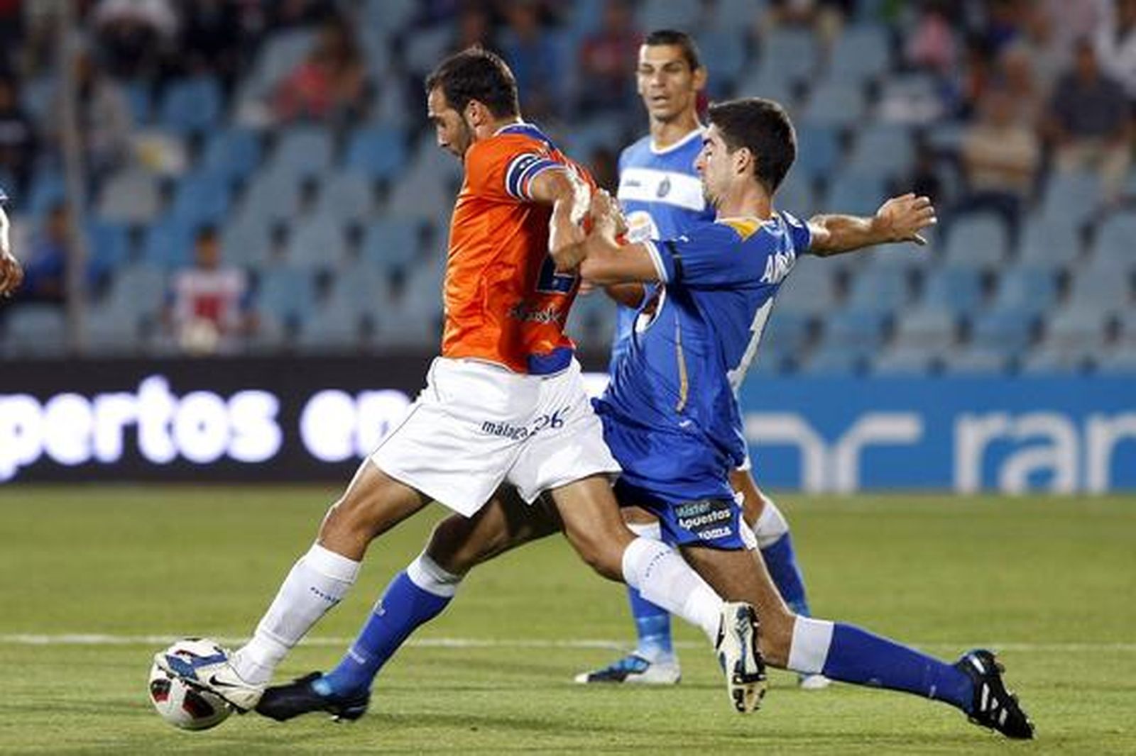 El delantero del Getafe Arizmendi persigue a Fernando. / EFE. / EFE