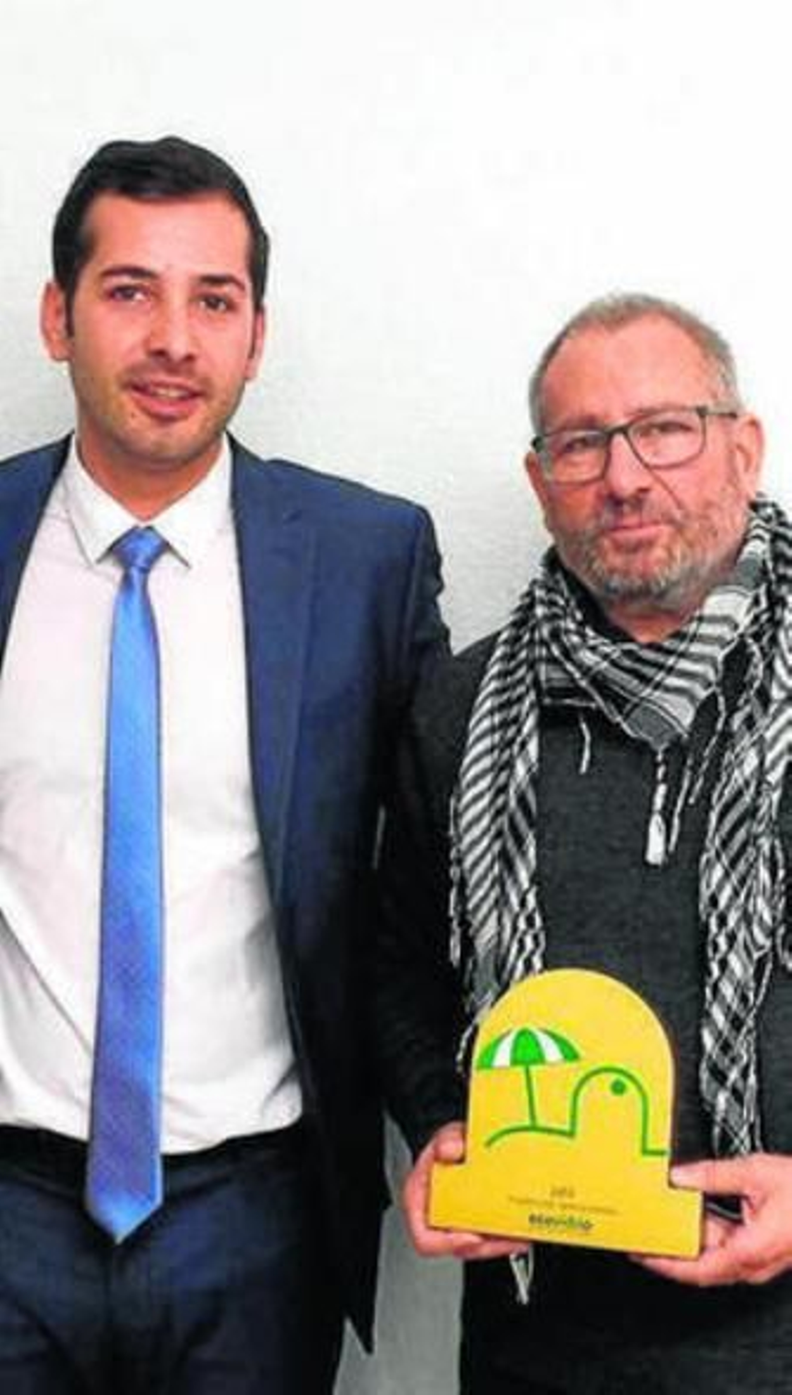 El concejal, con el premio 'Iglú de Oro'.