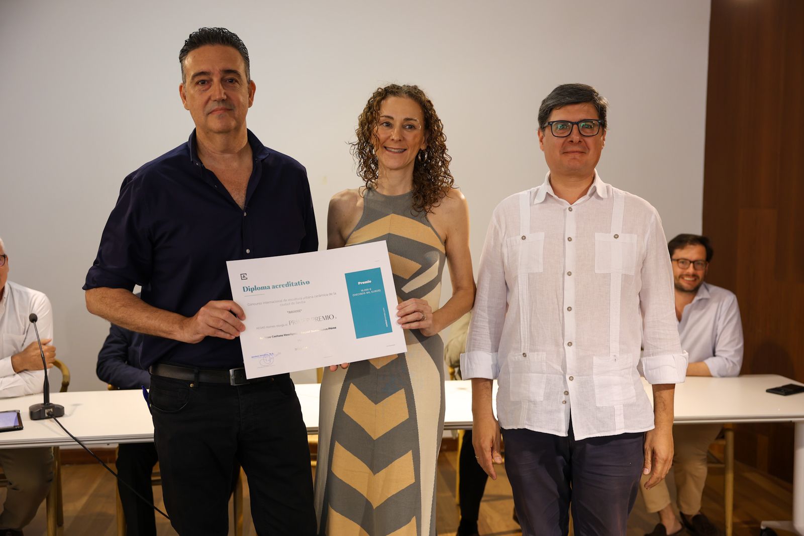Los ganadores del concurso, aquel Barrionuevo y Enrique Caetano, junto al edil Álvaro Pimentel.