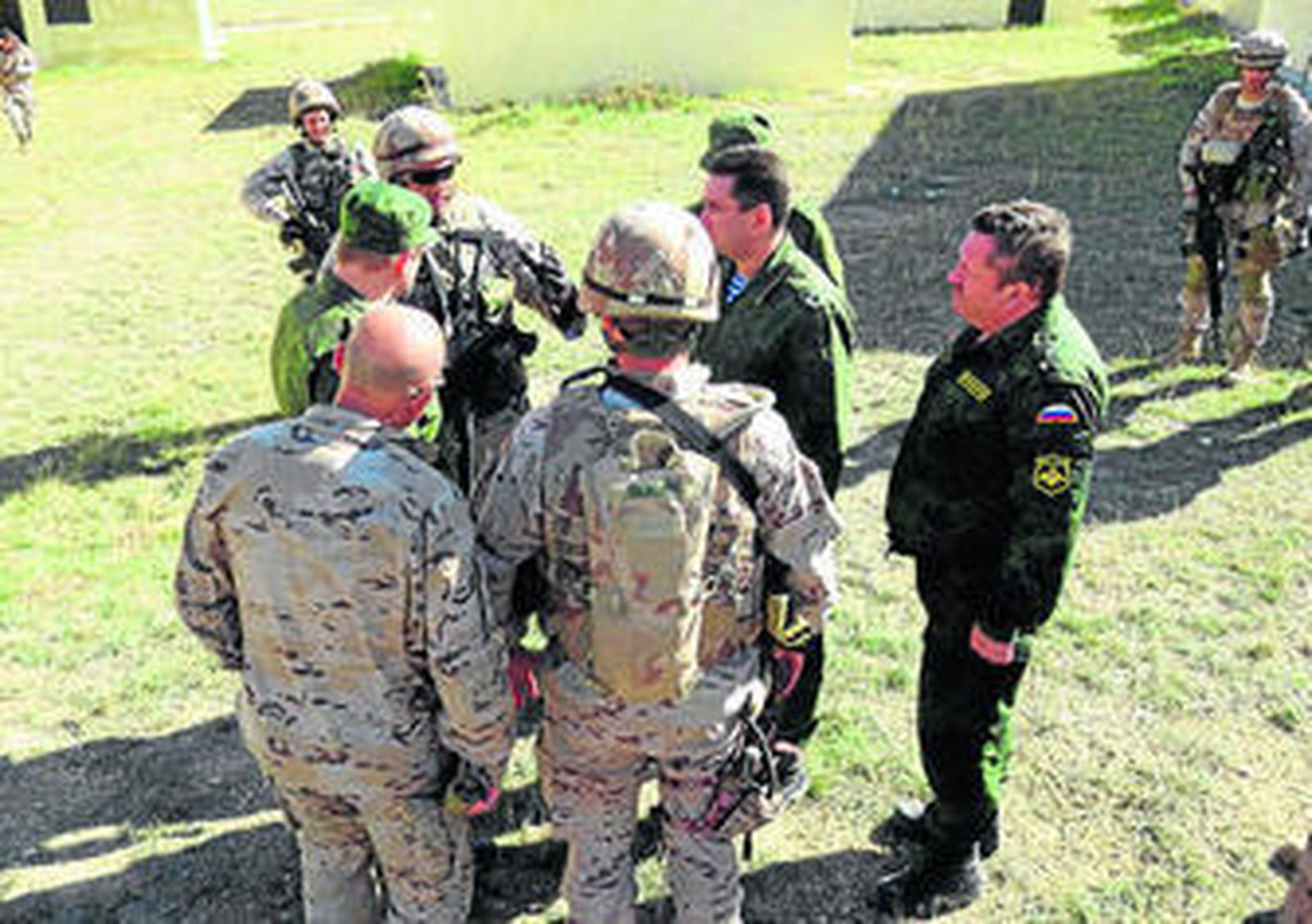 Un oficial explica al equipo de inspección  el ejercicio de combate de la BRILEG en zona urbanizada.