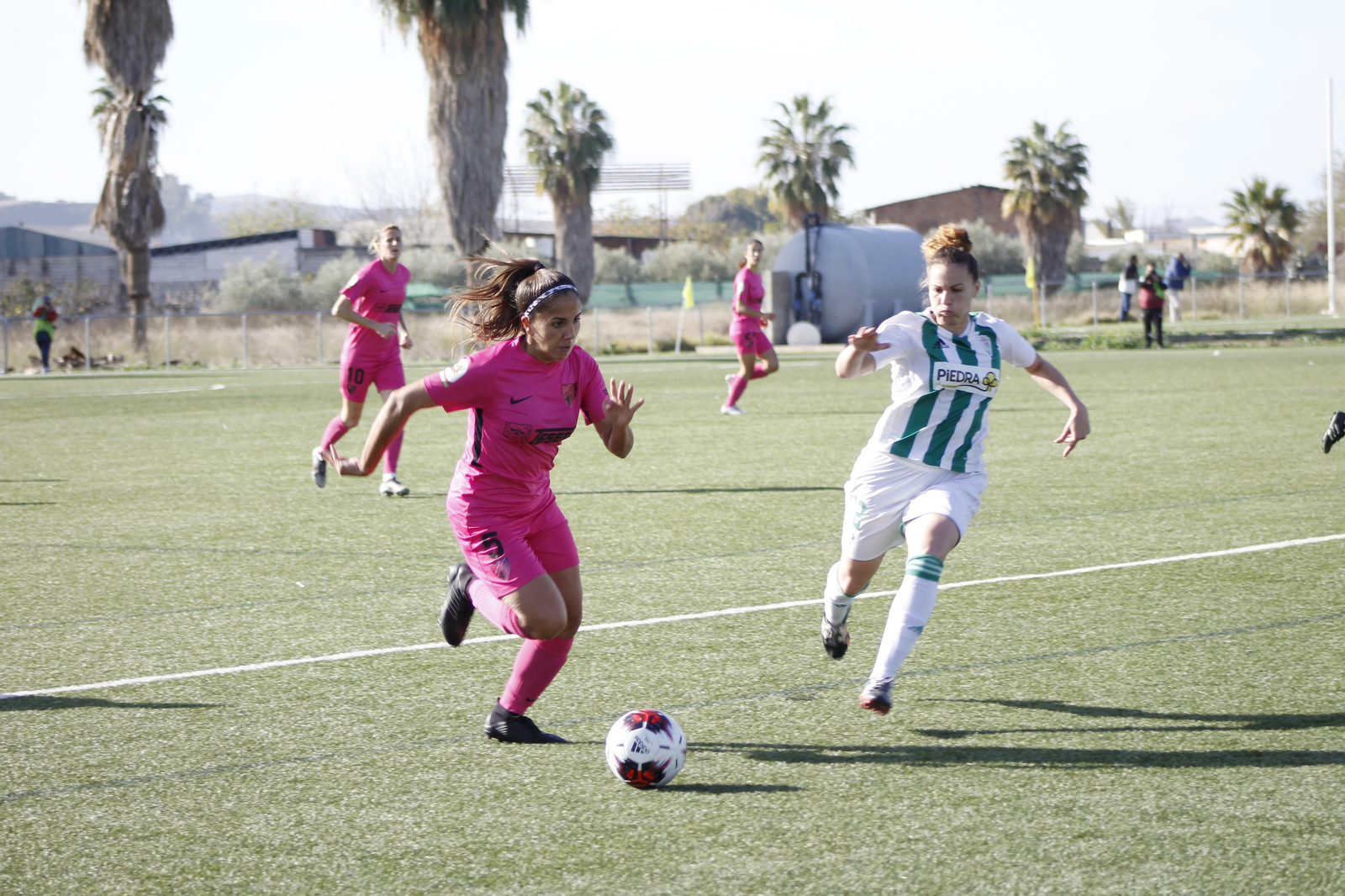 La blanquiverde Felicité Hamidouche trata de cortar el avance de una jugadora del Málaga.