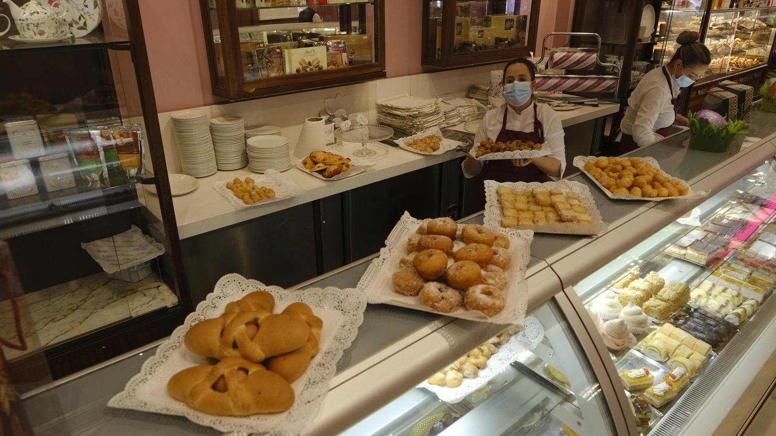 Hornazos, roscos, leches fritas... ‘La Dulce Alianza’ saca sus mejores dulces durante estos días para los clientes.