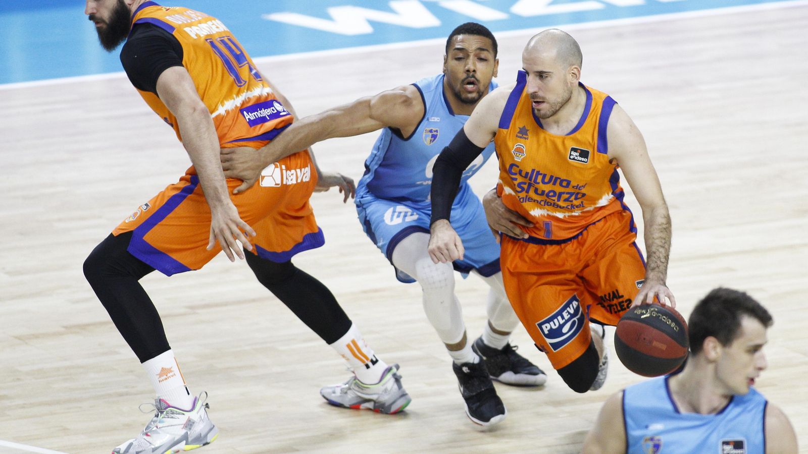 Quino Colom pasa un bloqueo de Dubljevic.