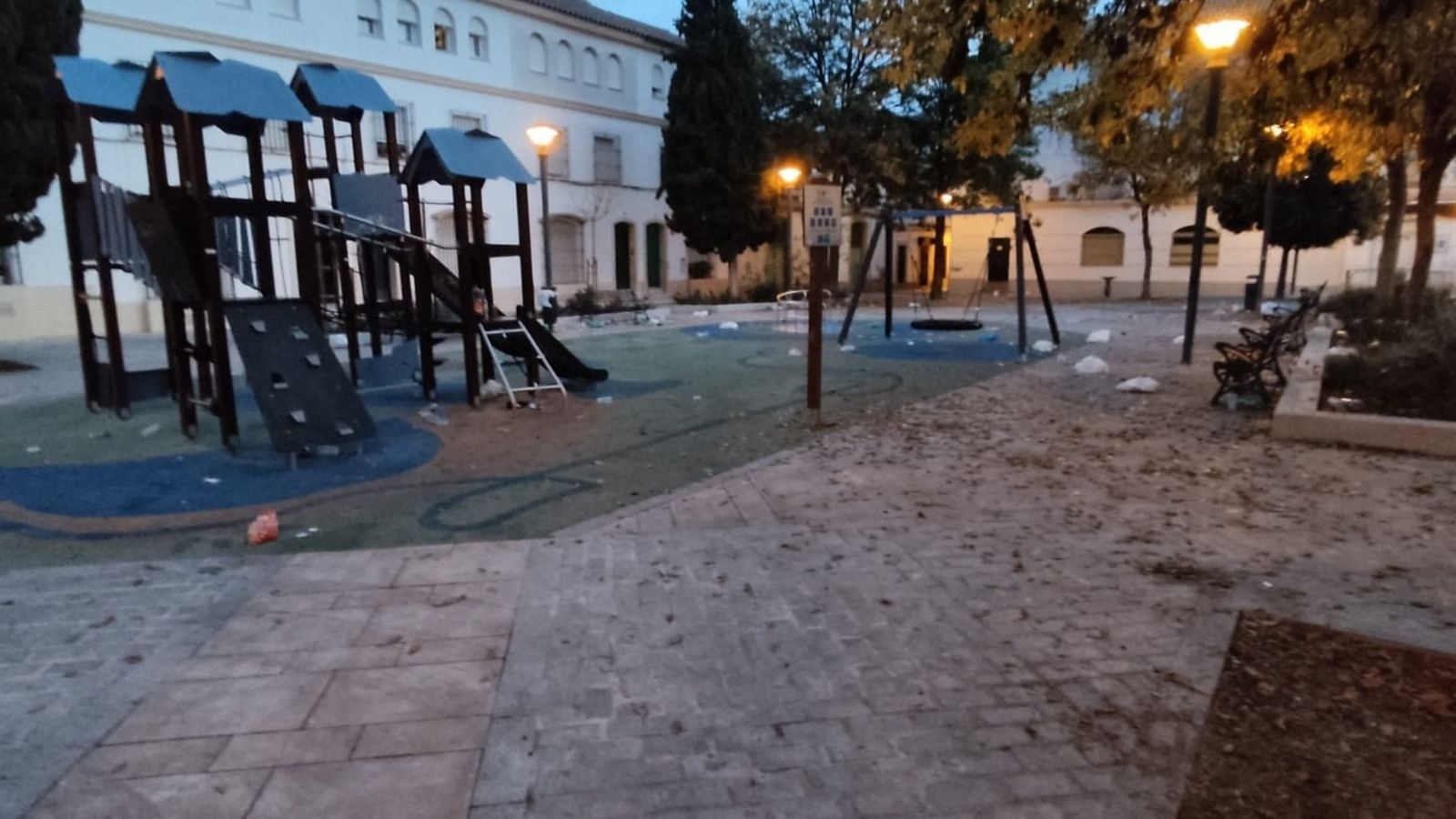 Parque de la plaza Salvador Allende inundado de basura.
