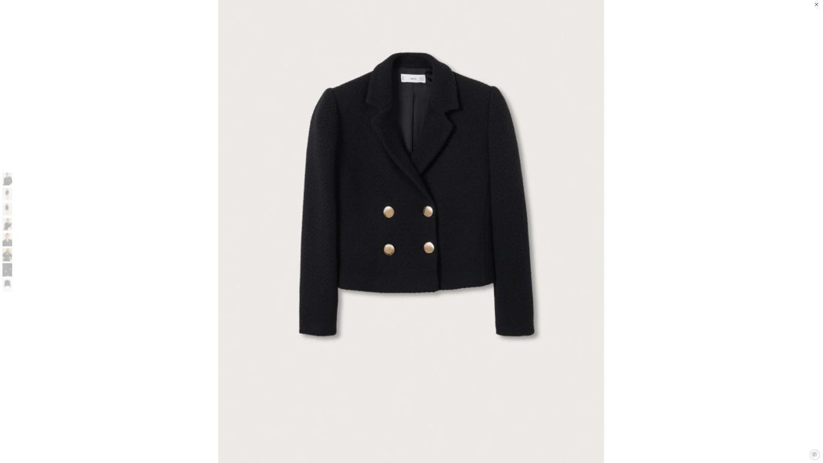 Chaqueta cropped de color negro de Mango.