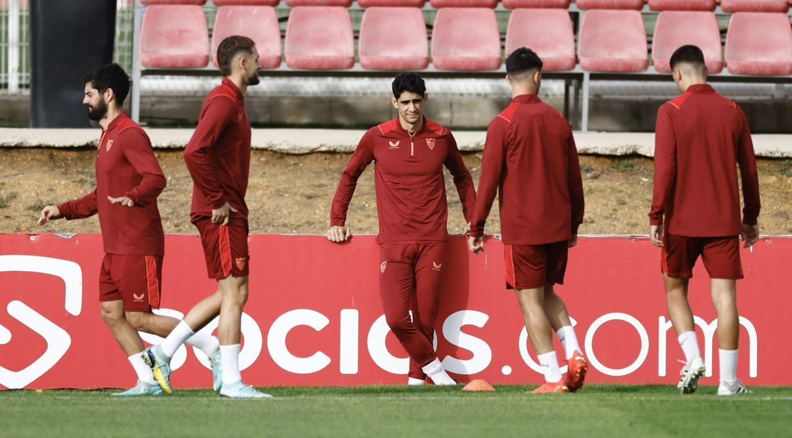 Bono, que no se ha ejercitado este lunes, contempla el entrenamiento.