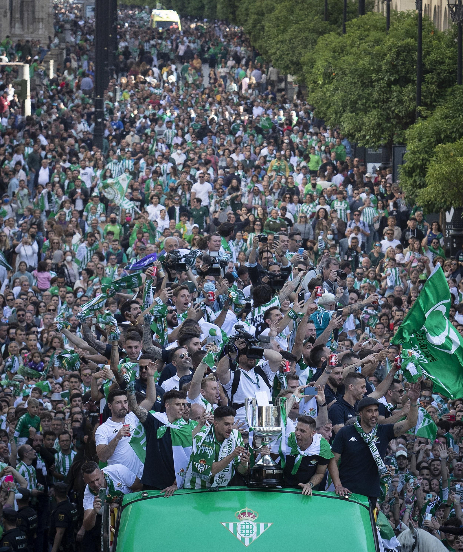 Las imágenes de la celebración del Betis por las calles de Sevilla