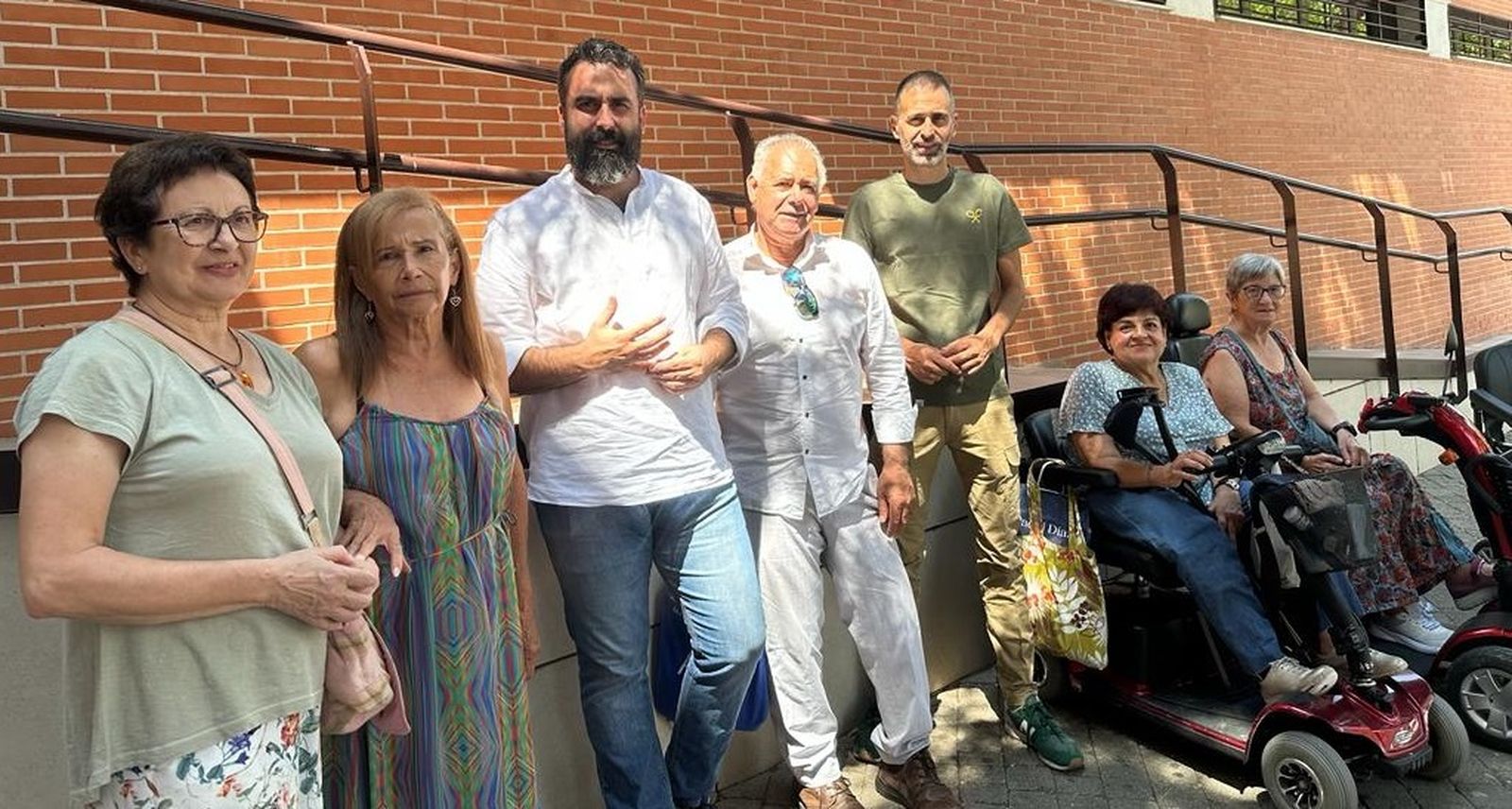 Alberto Mayoral, junto a representantes del colectivo de enfermos de polio.