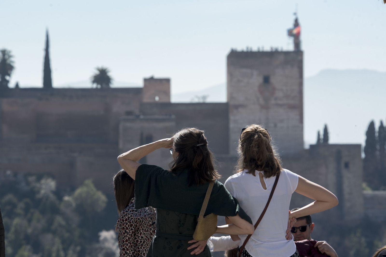 Numerosos visitantes disfrutan del buen tiempo de estos días en Granada.