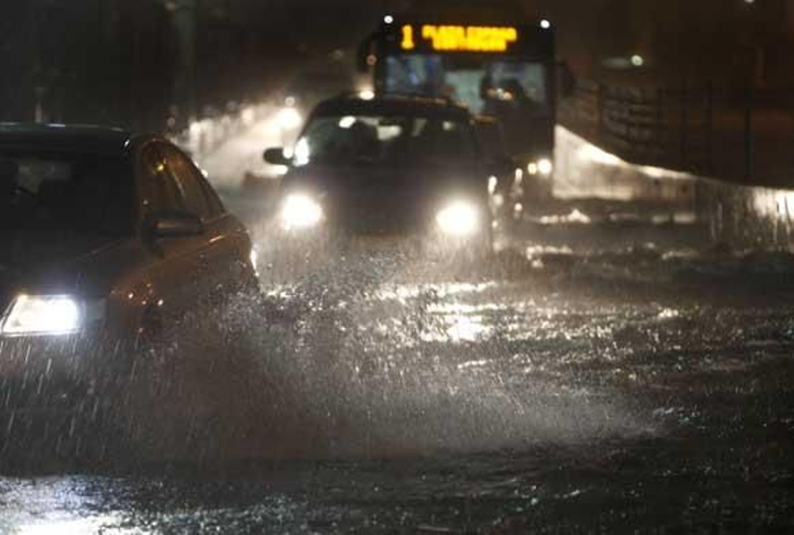 Una tormenta inunda el casco histórico. La parte más afectada fue la Plaza de San Juan de Dios y Canalejas

Foto: Julio Gonzalez/Lourdes de Vicende/Joaquin Pino/Jose Braza