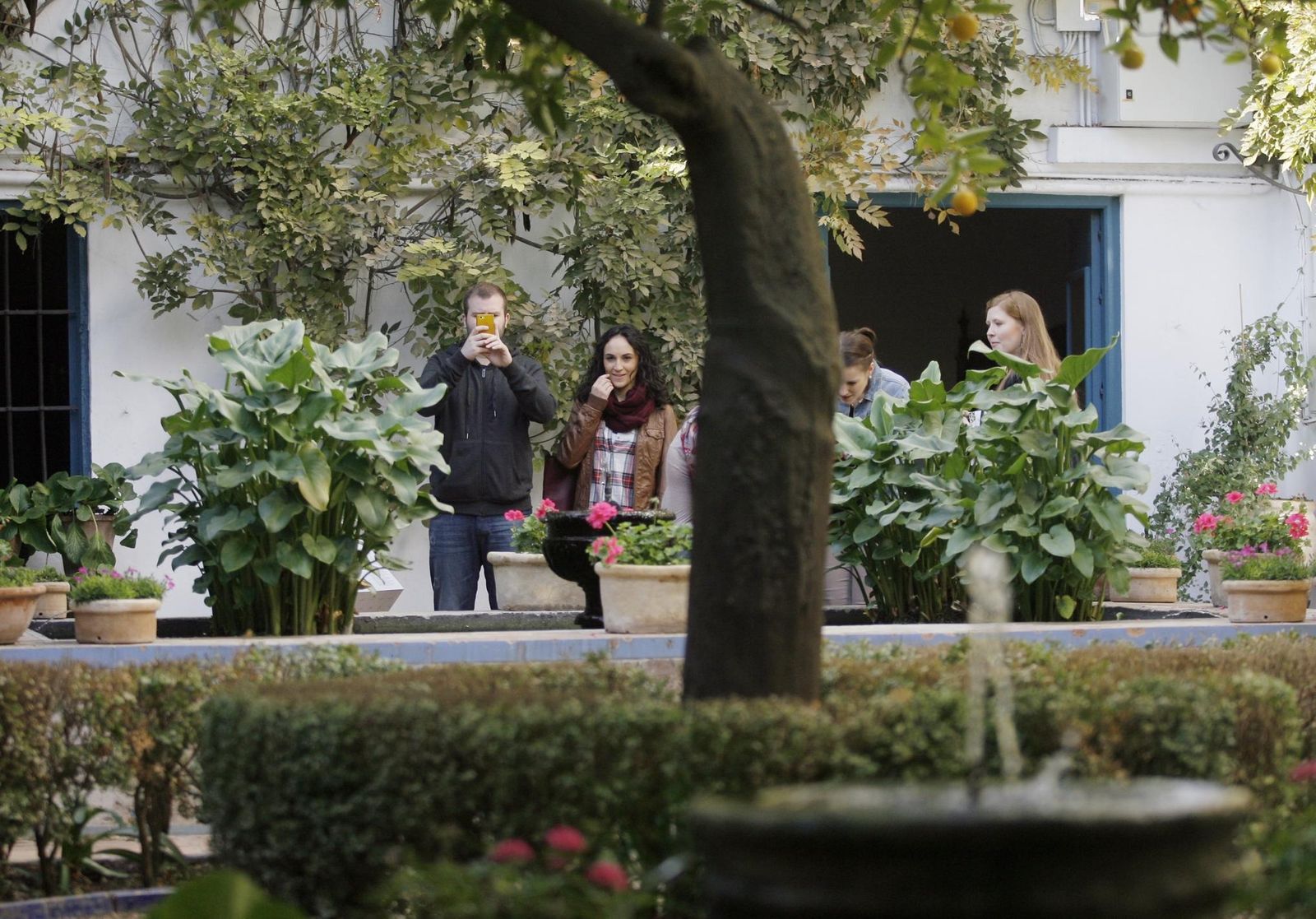 Turistas en uno de los patios del Palacio de Viana.