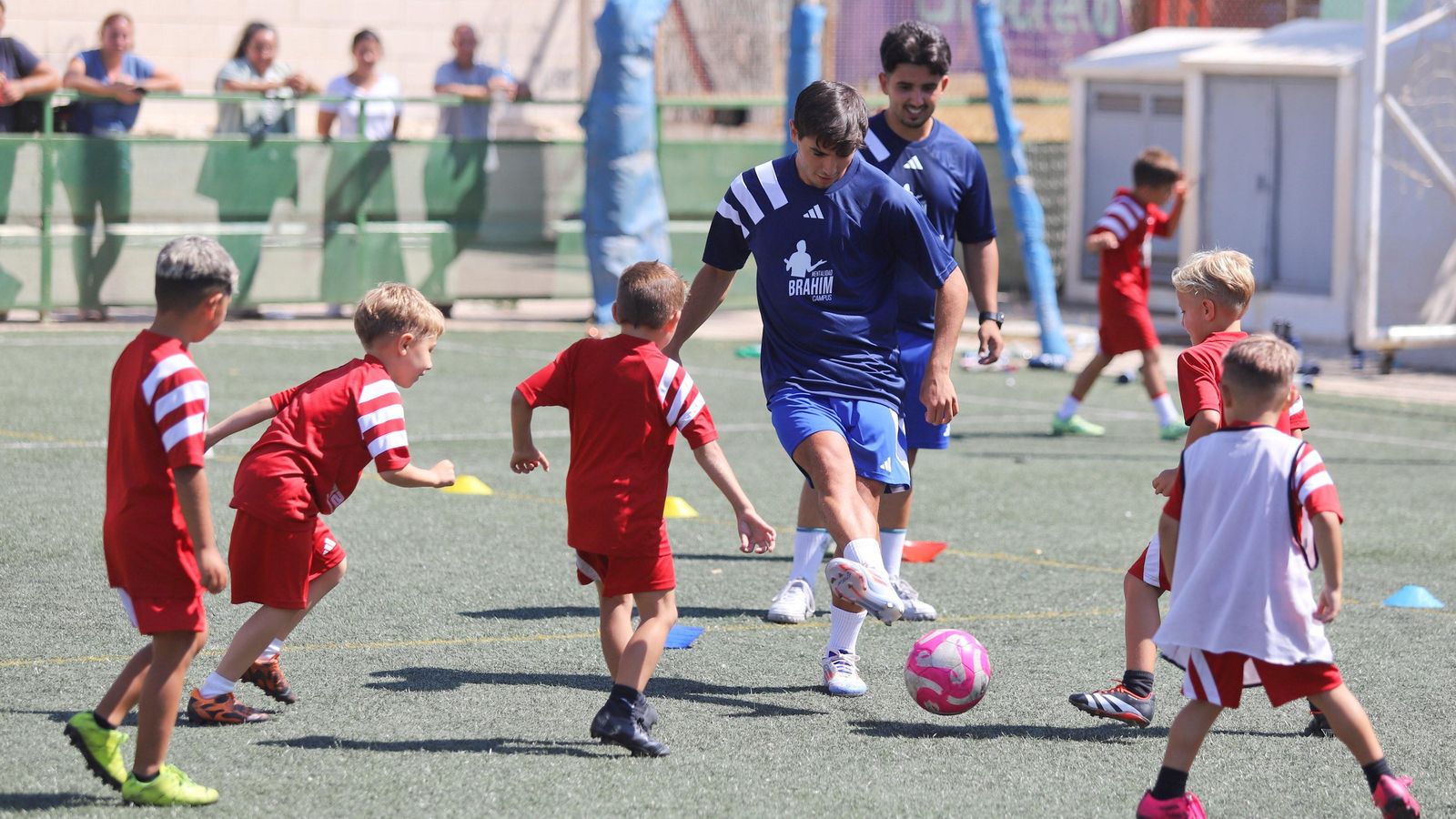 La visita de Brahim Díaz a su campus, en fotos