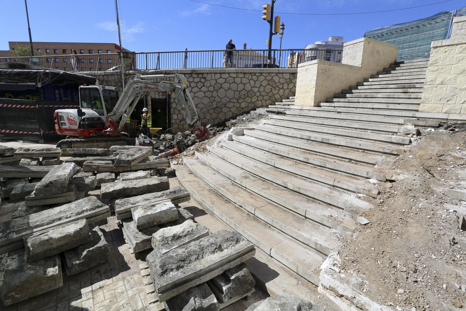 Empiezan a demoler los escalones de la Tribuna de los Pobres de Málaga, en fotos