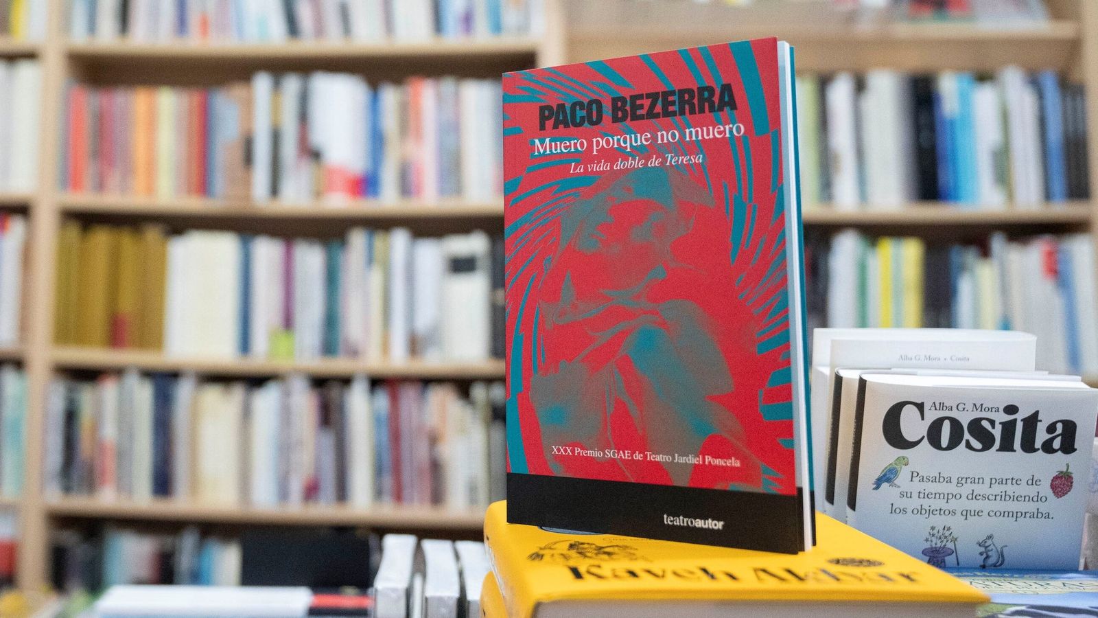 Muero porque no muerto: La vida doble de Teresa, de Paco Bezerra (Fundación SGAE) | Uno de los dramaturgos más importantes de la actualidad, el almeriense Paco Bezerra, ganó el XXX Premio SGAE de Teatro Jardiel Poncela con "Muero porque no muero". Una original obra en la que Teresa de Jesús vuelve a la vida, quinientos años después de su fallecimiento, pero, a diferencia de Cristo resucitado, descubre que no tiene un cuerpo en el que encarnarse. La razón es que su cadáver, convertido en múltiples reliquias, fue descuartizado y esparcido por todo el planeta. Mientras se busca a sí misma, y al tiempo que se reencuentra con su país —aquel que la vio nacer y morir cinco siglos atrás—, Teresa intenta comprender el motivo por el que ha sido devuelta a la vida. Es una obra que suscitó mucha polémica cuando fue retirada de la programación de los Teatros del Canal de Madrid, acusándose a la Comunidad de Madrid de censura tras presiones de Vox.