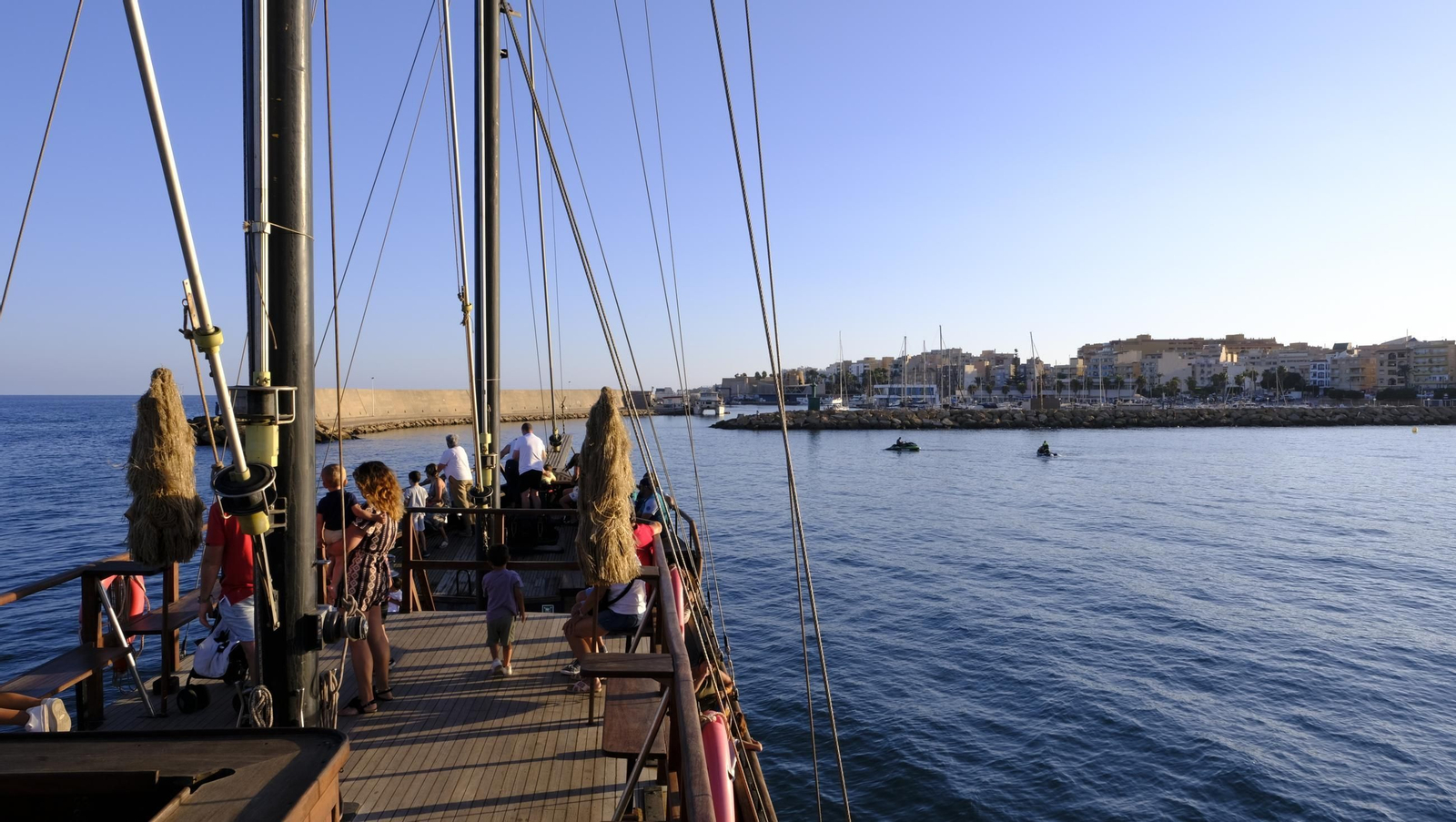 Navega en imágenes en una goleta histórica convertida en barco pirata