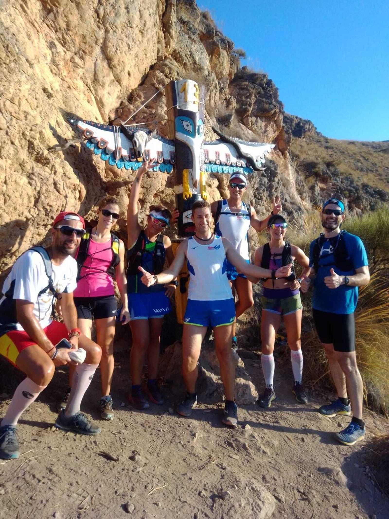 Un grupo de corredores populares disfruta con la foto ante el tótem tras una mañana de trote por la montaña.