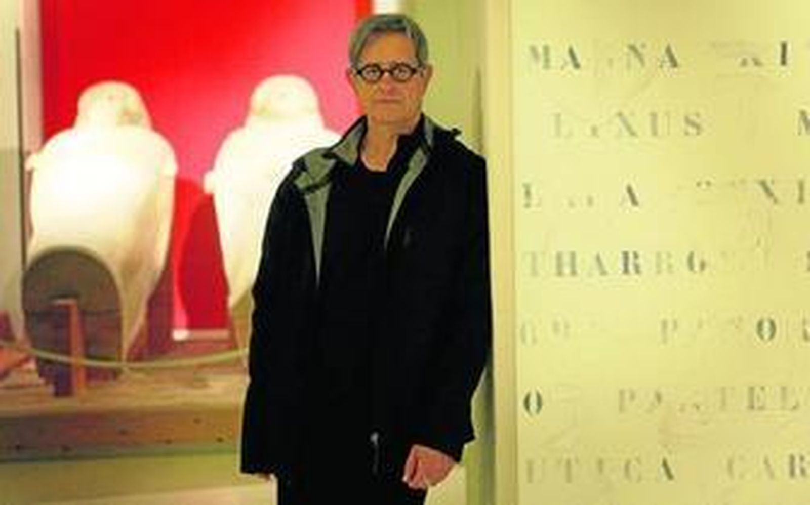 Miguel Ángel Valencia, junto a su intervención frente a los sarcófagos fenicios.