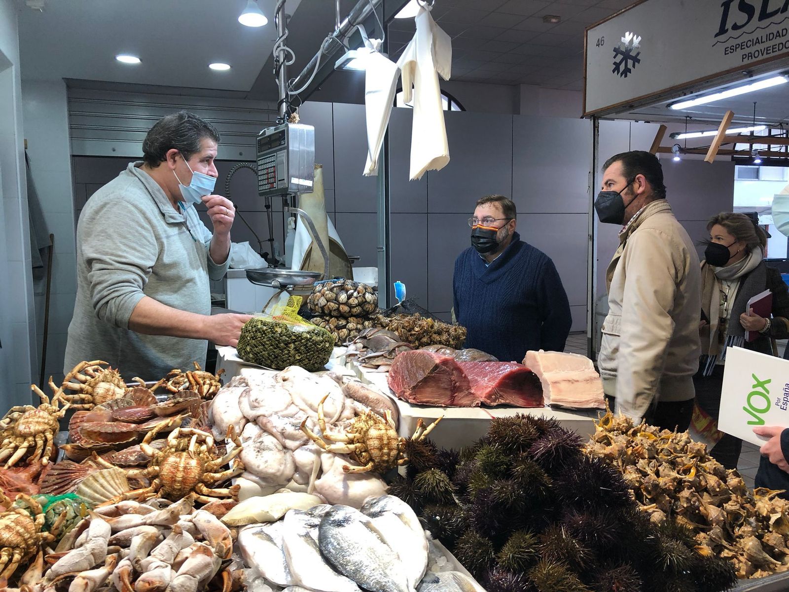 Visita de VOX San Fernando a los detallistas del Mercado Central.