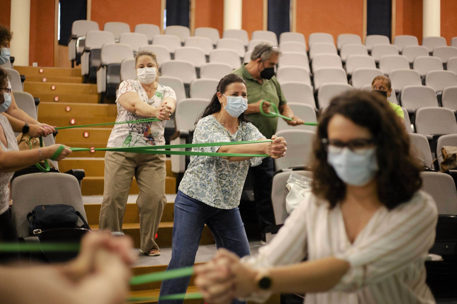 Pacientes con obesidad aprendiendo técnicas para la pérdida de peso.