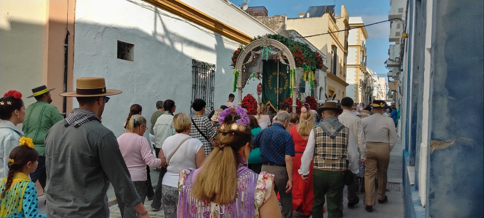 El simpecado de la hermandad, por la calle Espíritu Santo.