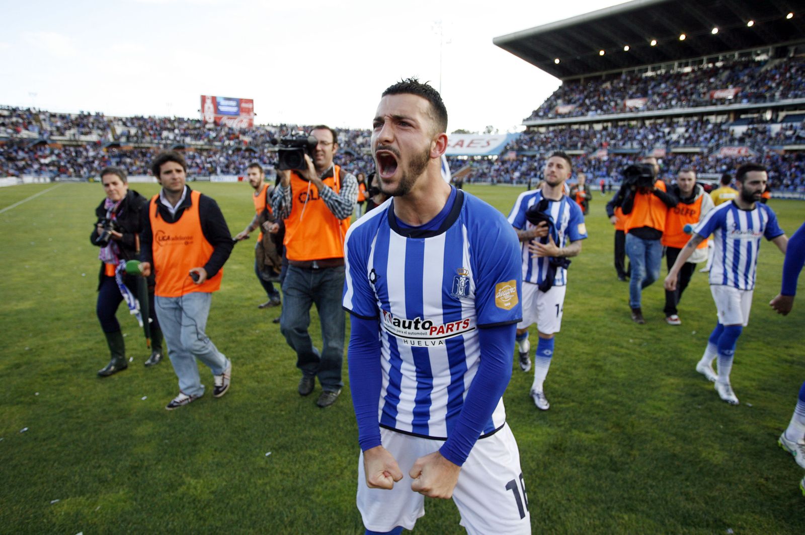 Rubén Mesa festeja el triunfo de la pasada campaña ante el Granada B.