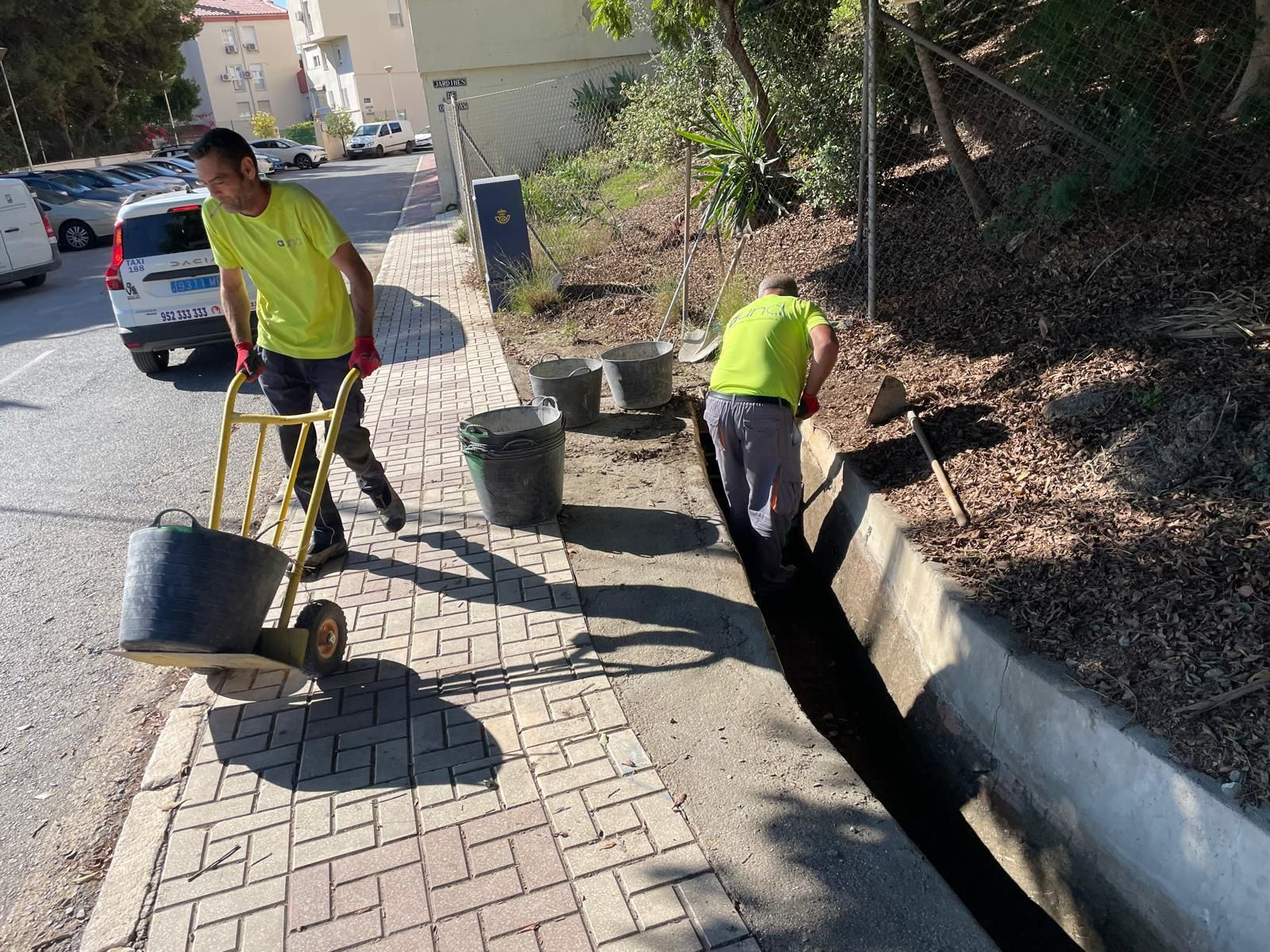 Operarios del Ayuntamiento de Málaga limpiando una vaguada a la altura de urbanización Fuente de Olletas.
