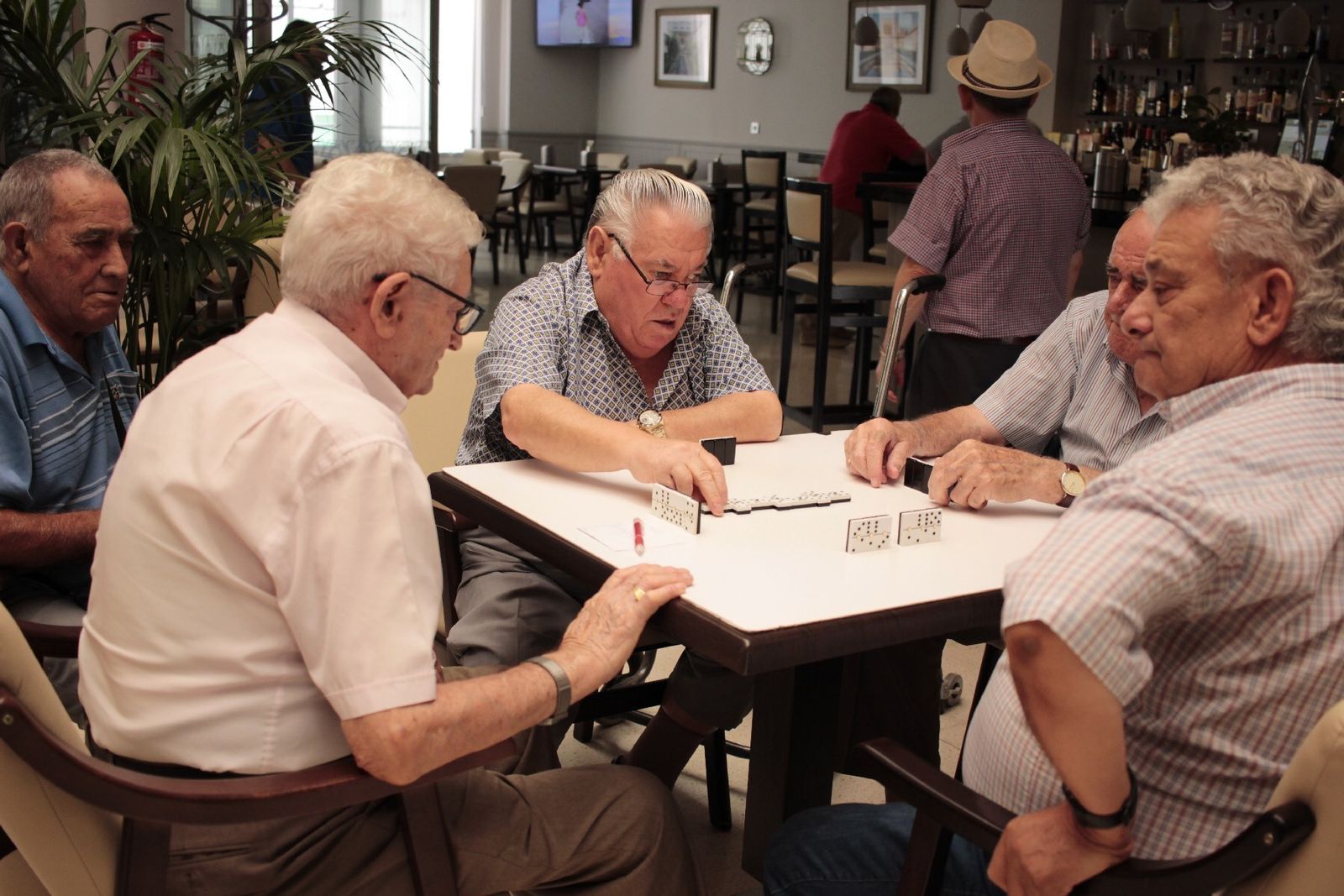 Mayores de Huétor Tájar juegan al dominó en el Centro de Participación Activa del municipio