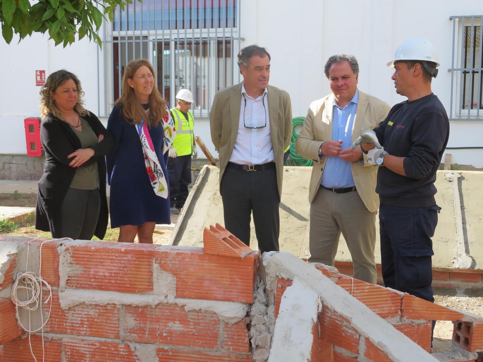 El delegado territorial de Empleo, Empresa y Trabajo Autónomo, Juan Carlos Duarte, en su visita a la sede de la Fundación Laboral de la Construcción en Huelva.