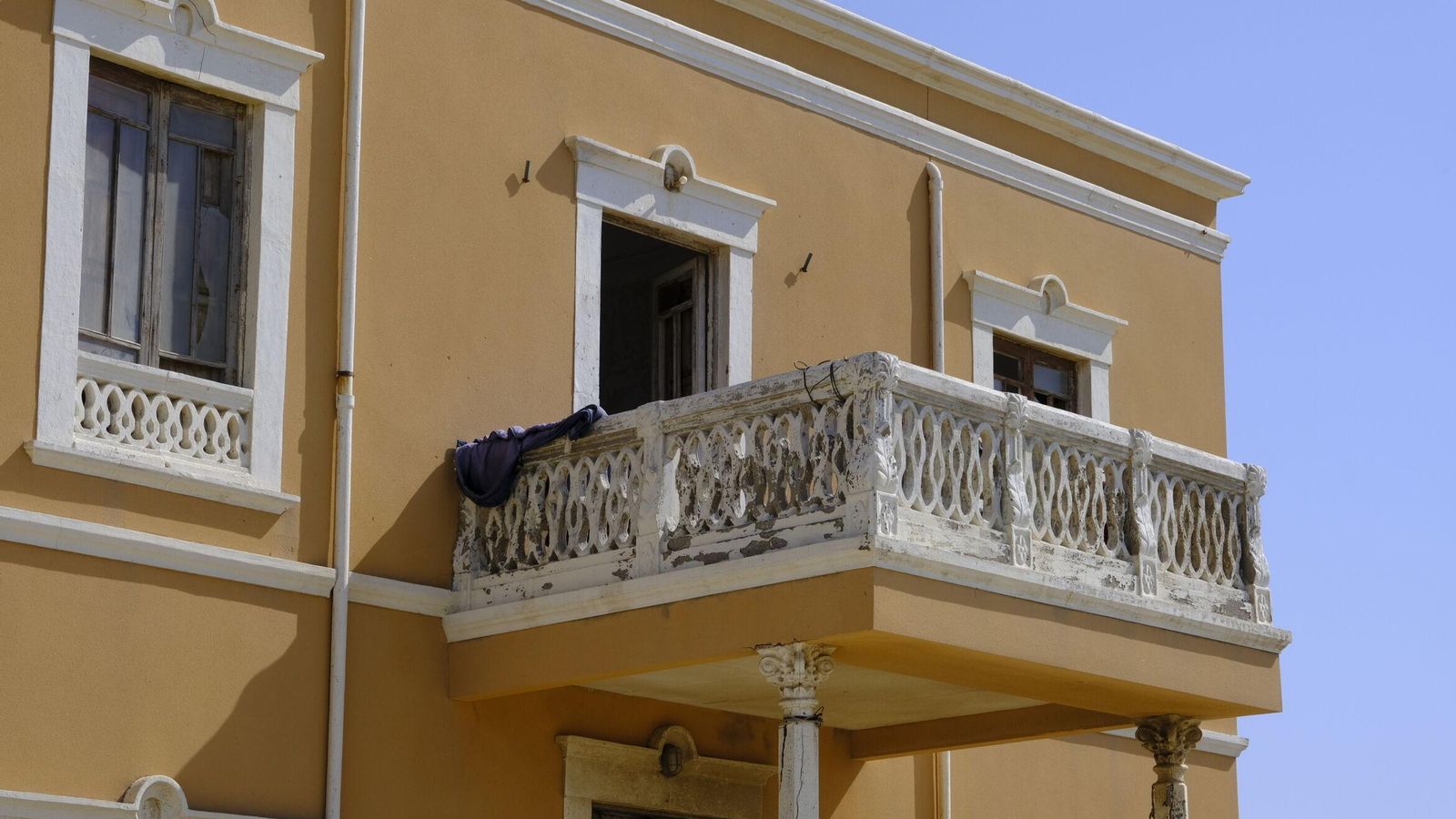 Puertas del balcón abiertas y ropa, señales de que la casa está habitada.