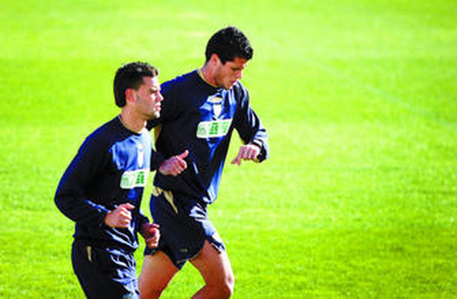 Álvaro Silva mira su reloj durante un entrenamiento en las filas del Málaga.