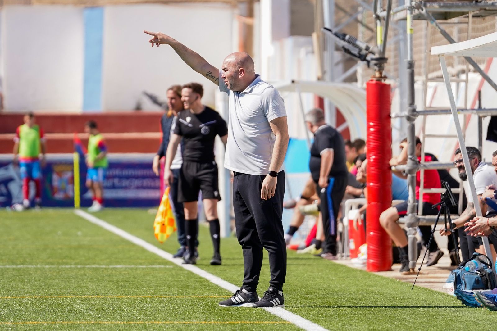 Diego Galiano, dando instrucciones a sus jugadores.