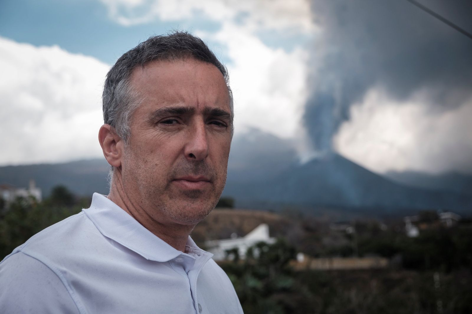 Fernando Santaella, vecino de La Palma, con el volcán Cumbre Vieja activo al fondo