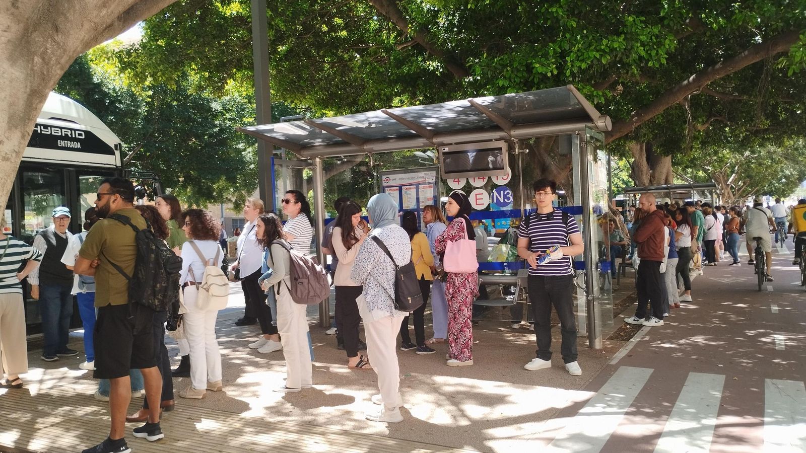 Personas en la Alameda Principal aguardando autobuses el lunes al mediodía.