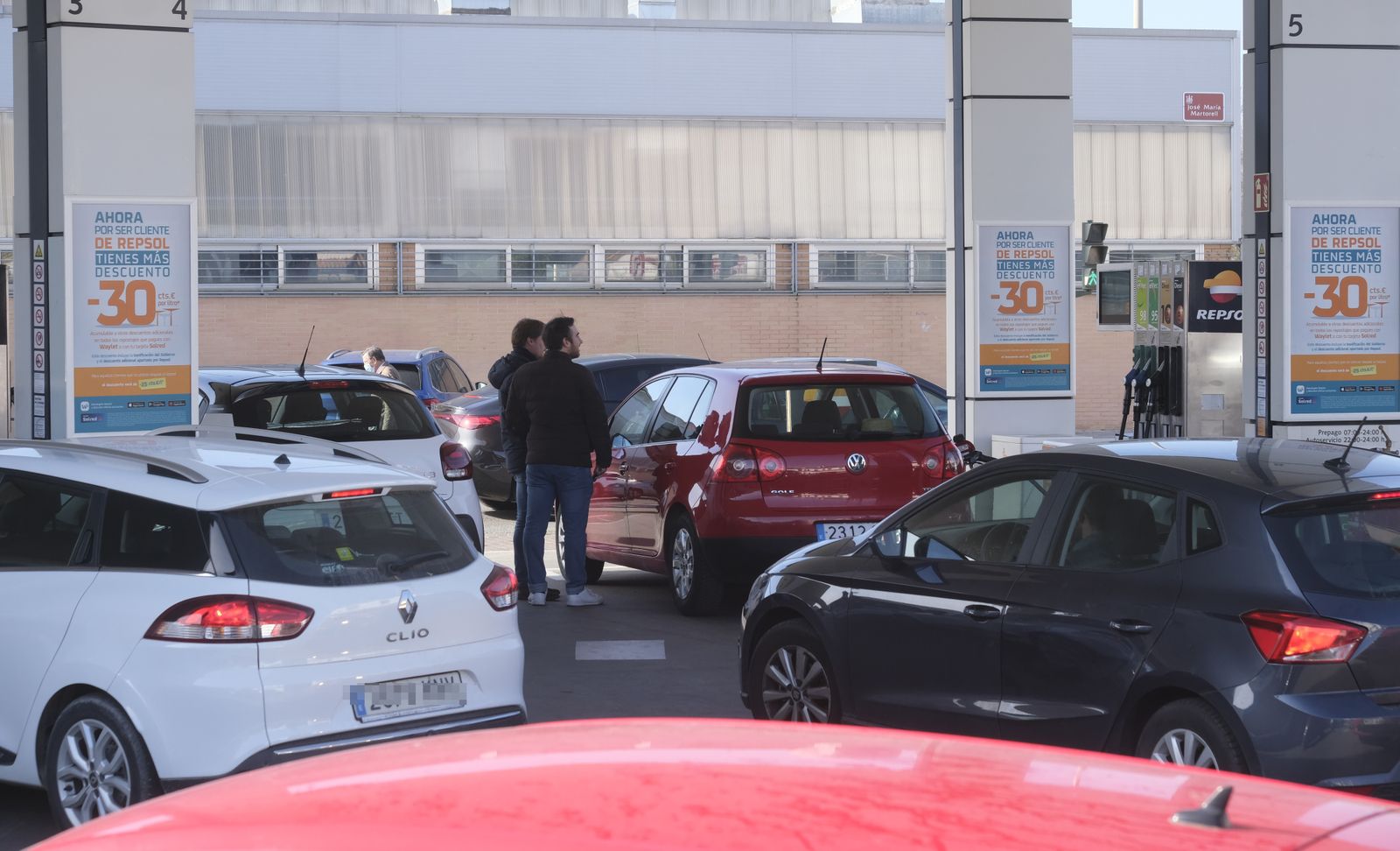 Las colas en las gasolineras de Córdoba antes del fin de la bonificación del Gobierno, en imágenes