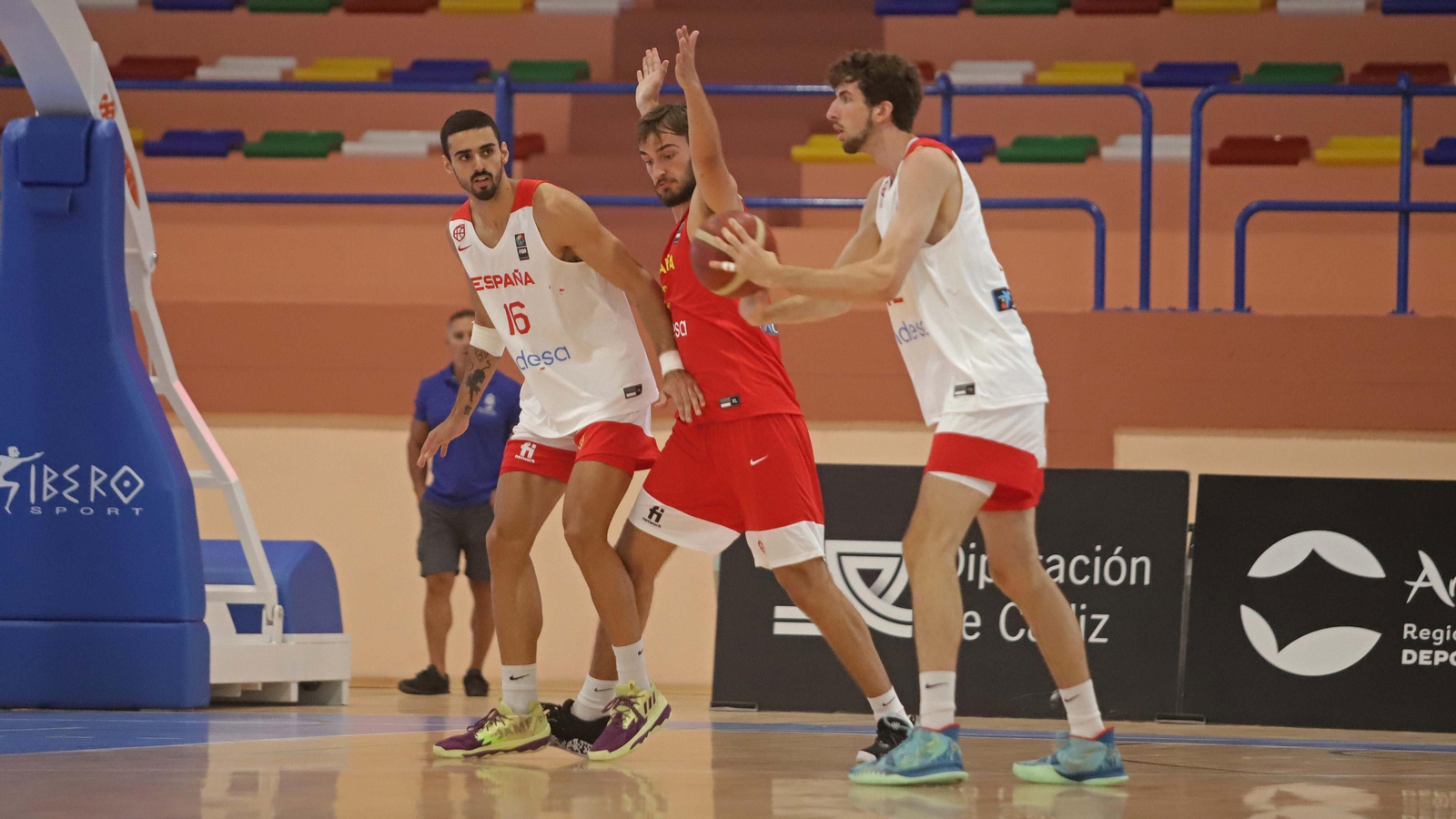 Fotos del segundo partido de baloncesto entre España sub-20 y España sub-22 en La Línea
