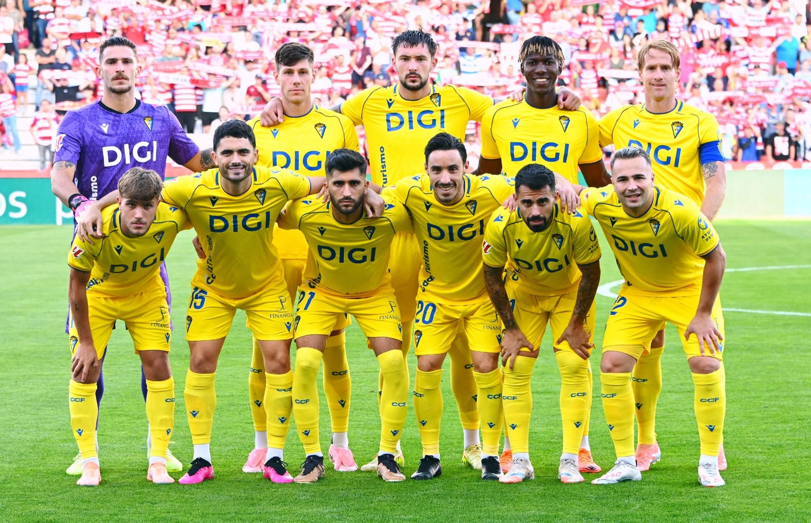 Formación de los amarillos en Granada.