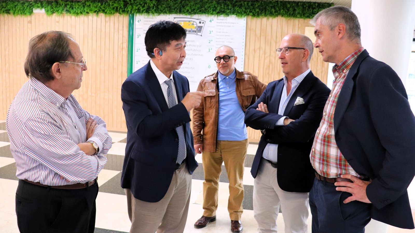 Los doctores Rafael Barba, Weijian Huang, Francesco Zanon y Pablo Moriña en el hospital.