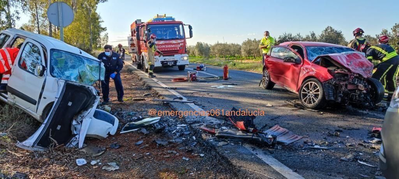 Bomberos y sanitarios trabajan en un accidente con dos muertos en Alcalá de Guadaíra.
