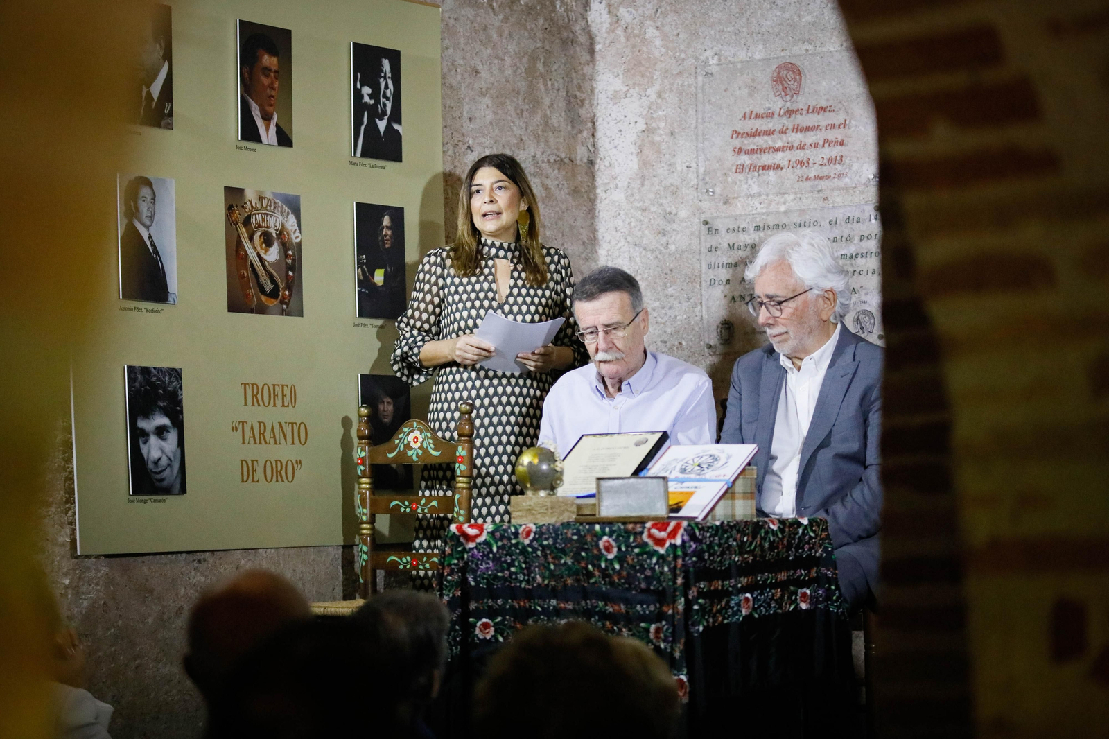 Entrega de Anagrama de Oro y Brillantes de la Ciudad de Almería a Andrés Caparrós en imágeness