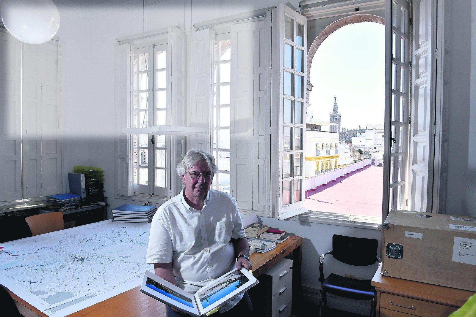 Antonio Barrionuevo, en su estudio, durante un momento de la entrevista.
