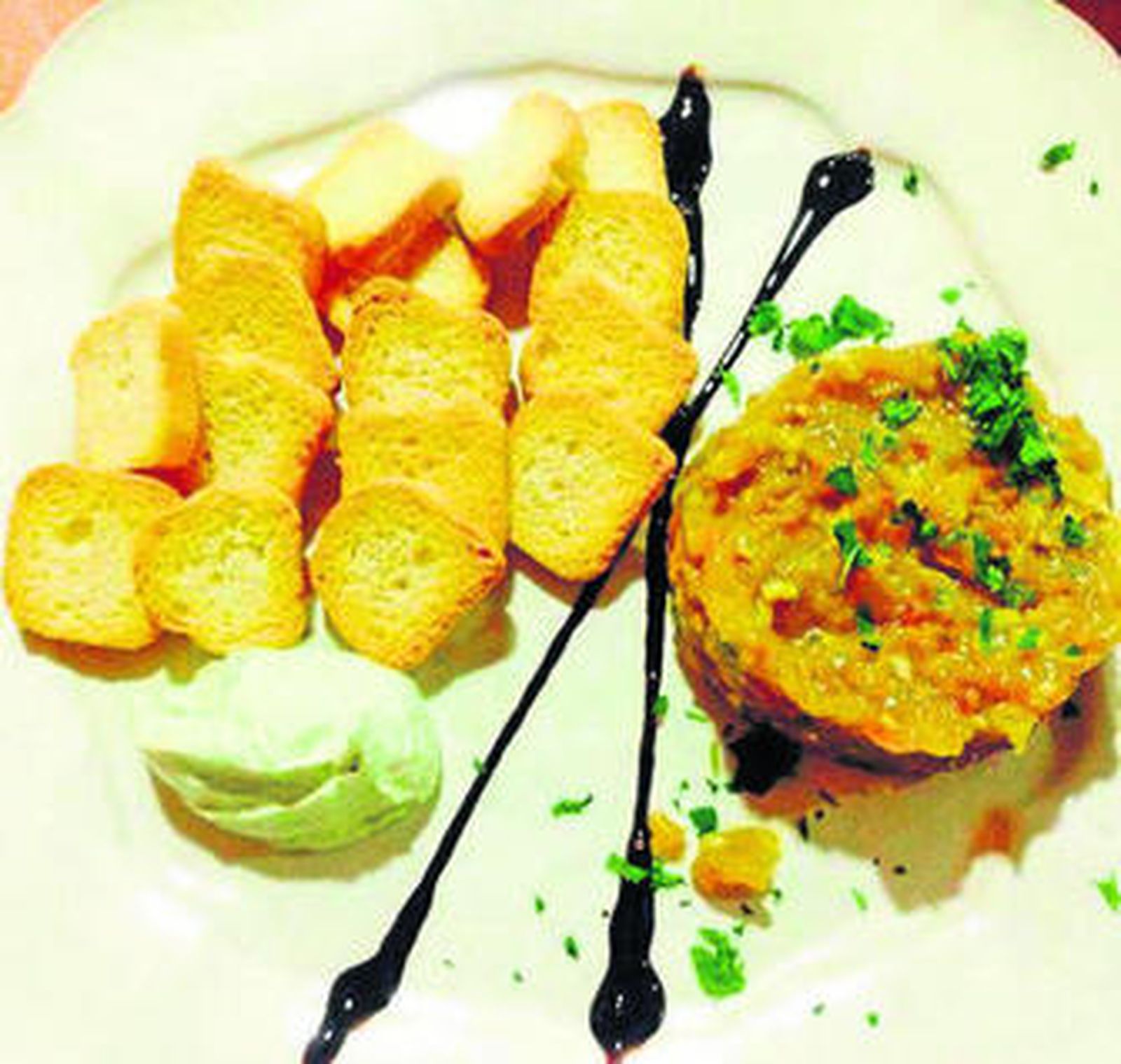 1. Tartar de langostinos con emulsión de albahaca, del Kiosco La Bicicleta. 2. Hamburguesa de cerdo asado con pan 'brioche' francés de romero, rúcula, bacon crujiente y queso 'cheddar' de La Cayejera. 3. Tosta de 'stracciatella', de La Burratina. 4. 'Roll' de SushiThai.  5. El 'food truck' de La Cayejera en la Glorieta de las Delicias.