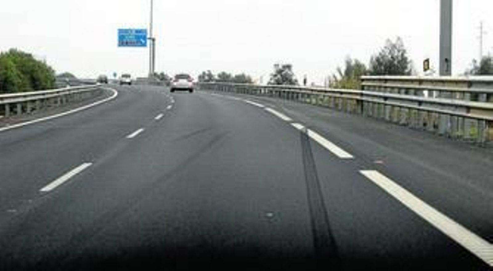La marca de la frenada de uno de los vehículos siniestrados en la calzada, aún visible ayer, en el lugar del accidente.