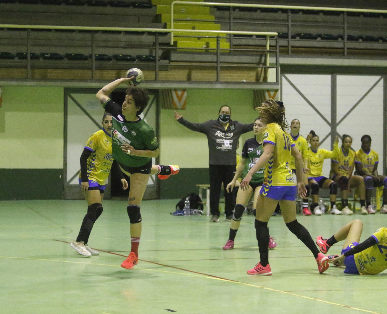 Andrea Roda lanza en seis metros en el partido ante el Rocasa.