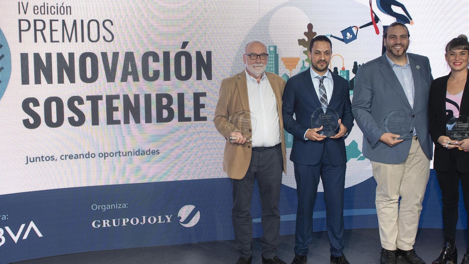 Los premiados posan juntos durante la gala.