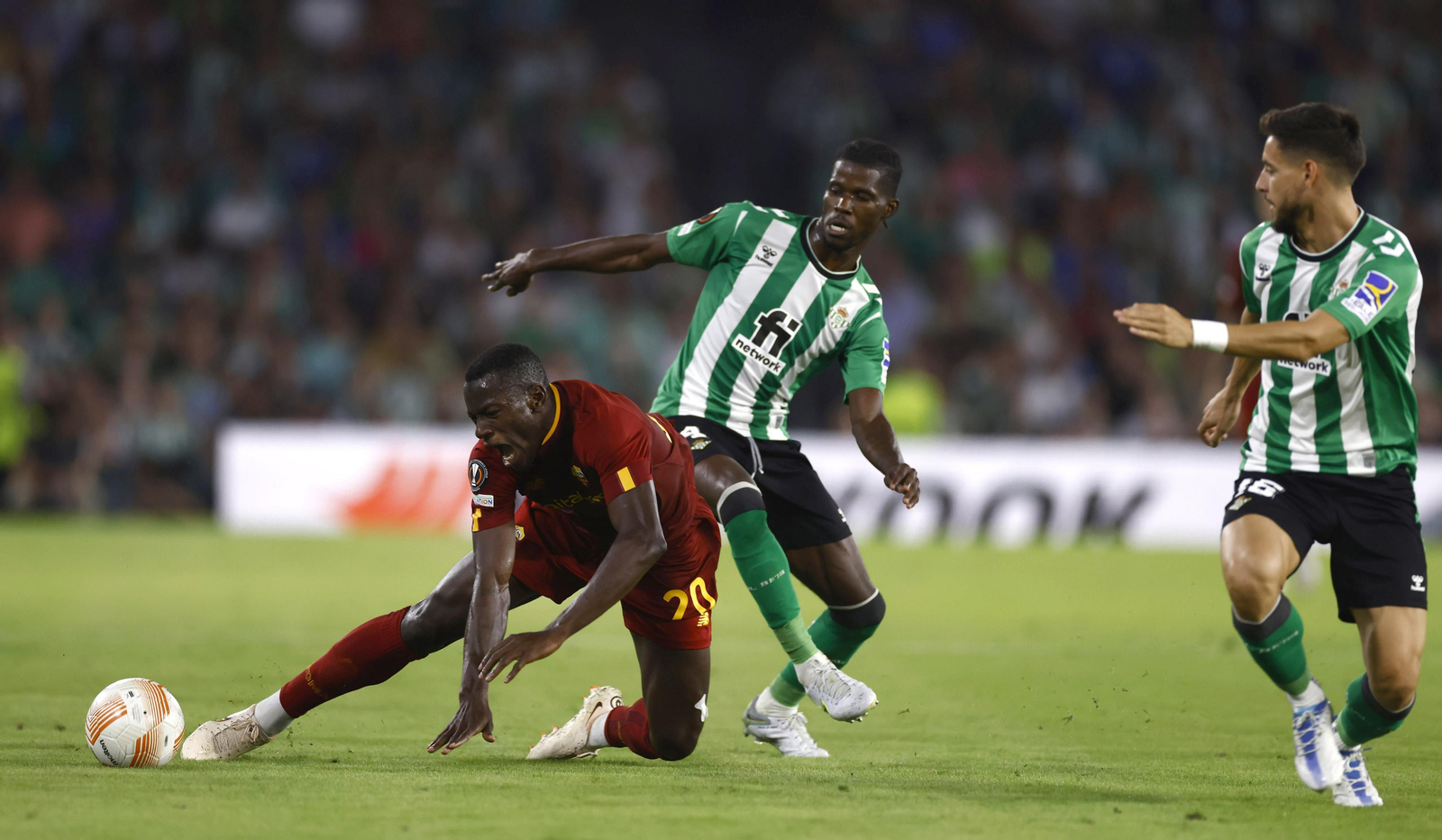 Camara se duele de una entrada de Paul con Álex Moreno siguiendo la jugada.