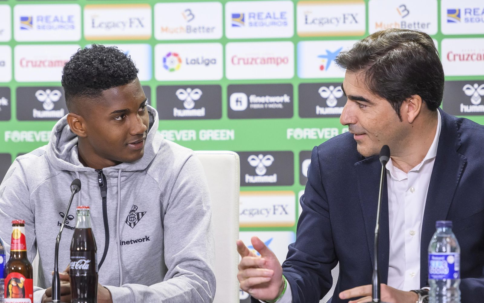 Abner dialoga con Ángel Haro, presidente del Betis, durante su presentación.