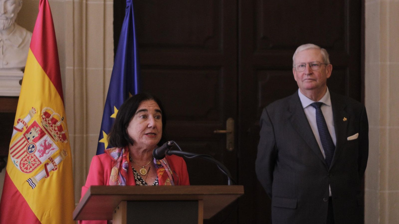 Esther Cruces, directora del Archivo de Indias; y Francisco Vélez, presidente del Consejo, durante la inauguración.