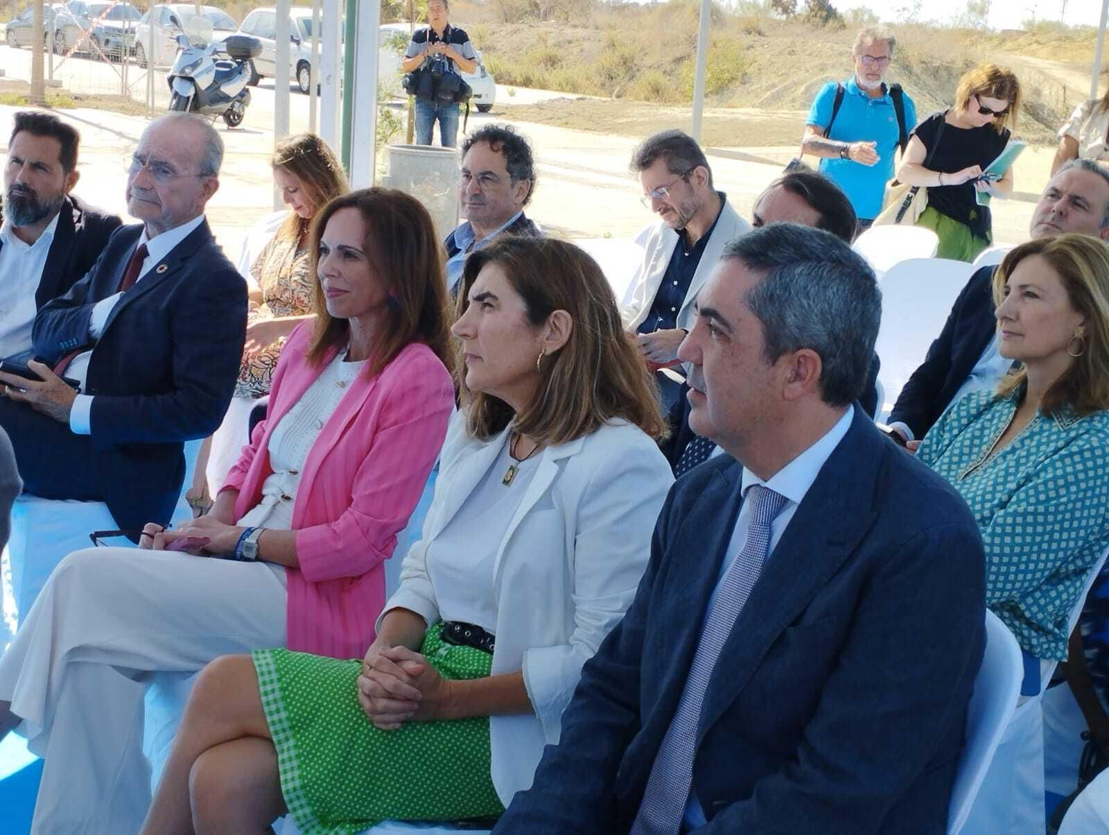 El subdelegado del Gobierno accidental en la provincia, Juan Pedro Carnero,, el alcalde de Málaga, Francisco de la Torre, y la consejera de Fomento de la Junta de Andalucía, Rocío Díaz, entre los asistentes. El subdelegado del Gobierno accidental en la provincia, Juan Pedro Carnero,, el alcalde de Málaga, Francisco de la Torre, y la consejera de Fomento de la Junta de Andalucía, Rocío Díaz, entre los asistentes.